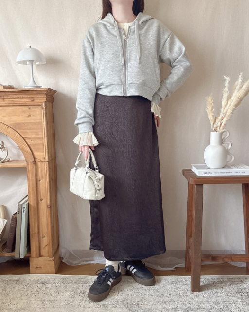 サテンシワカコウナローSKを着たコーデ