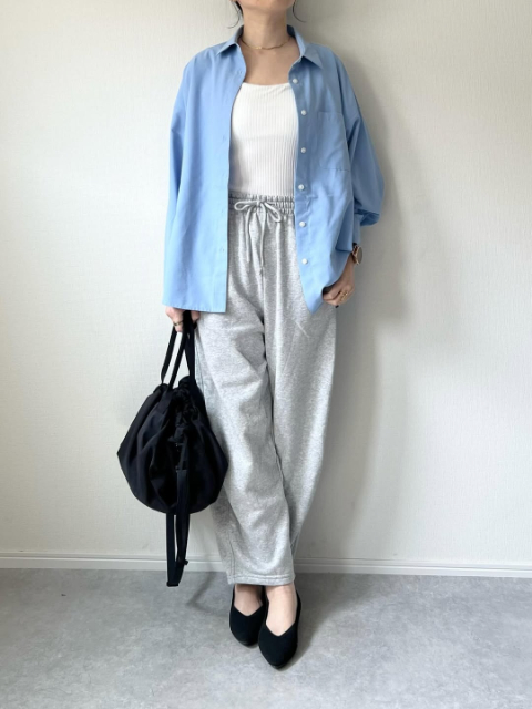スウェットバレルアンクルパンツを着たコーデ