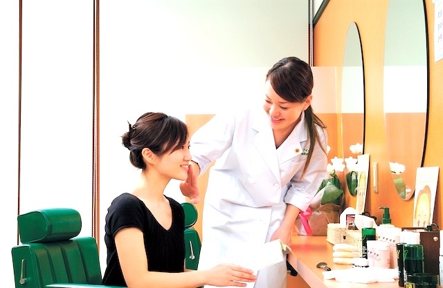 クロロフイル美顔教室でスタッフが顧客の肌をカウンセリングしている様子