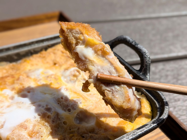 箸を入れるとしっかりとした肉質が感じられる天城軍鶏のカツ