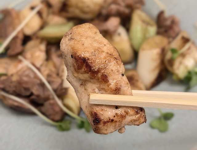 箸でつまむと伝わるしっかりとした肉の弾力