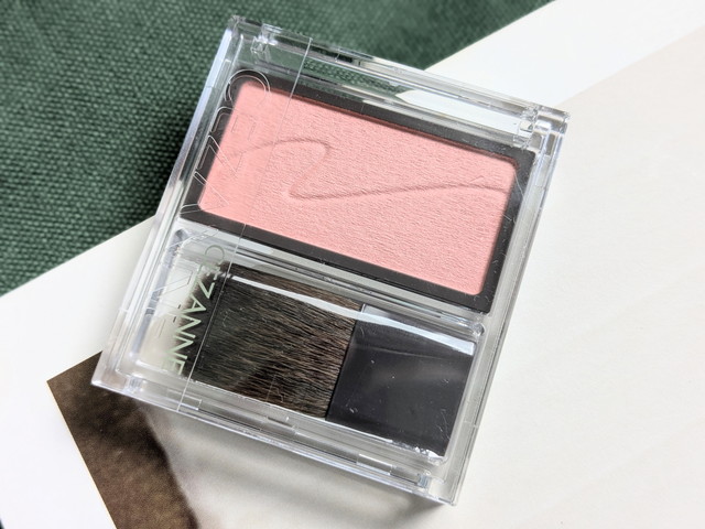 セザンヌ チークブラッシュ 06 フラワーコーラル 正面