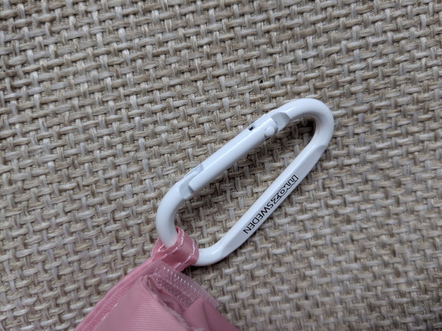 moz SWEDEN刻印入りホワイトカラビナアップ