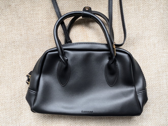 ブラックのスムースなレザー調素材