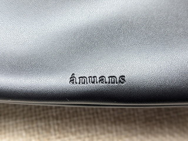 ánuansロゴエンボス加工アップ