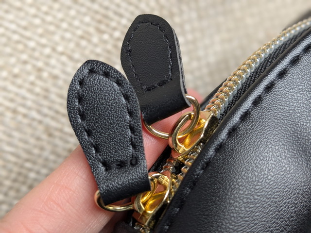 ゴールドファスナーとレザー調タブ引き手アップ