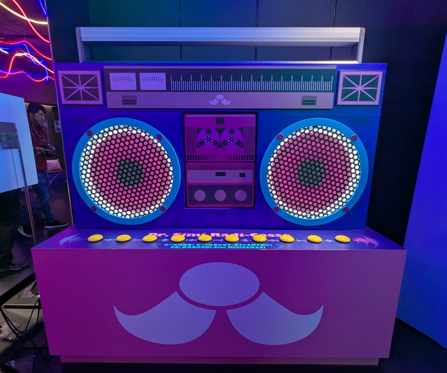Dr. Simi TOKYO 2F 巨大ラジカセ 音楽ゲーム体験