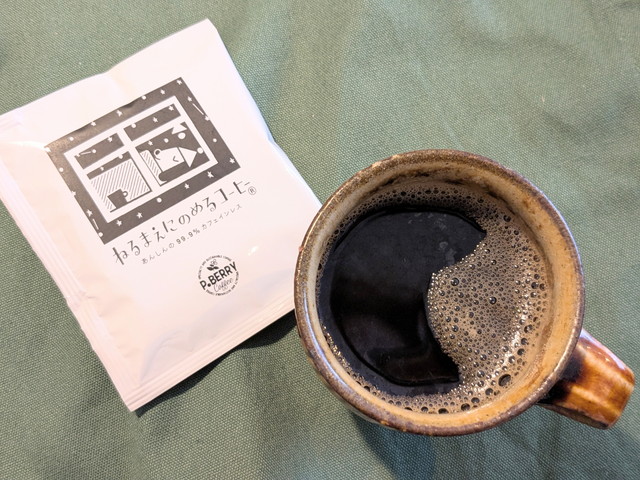 P-BERRYコーヒーとカップに注いだ様子