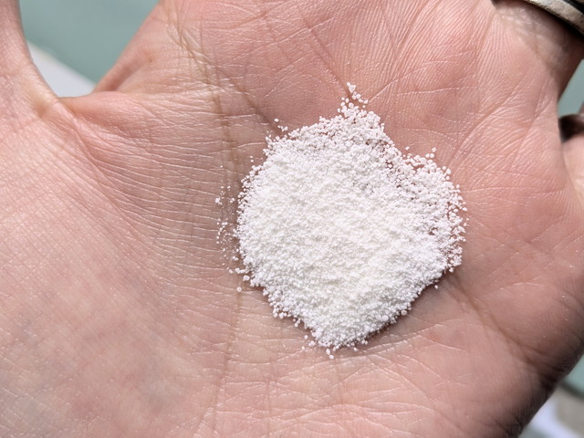 手のひらに出したチューイーパウダーウォッシュの白いパウダー