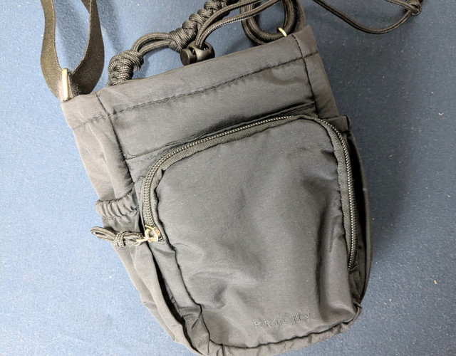 BRILMYショルダーバッグの正面全体。フロントのジップポケットとパラコードハンドルが特徴