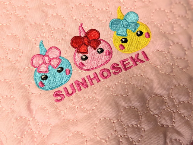 ほっぺちゃんの3キャラクター刺繍アップ。細かい刺繍のクオリティが伝わる