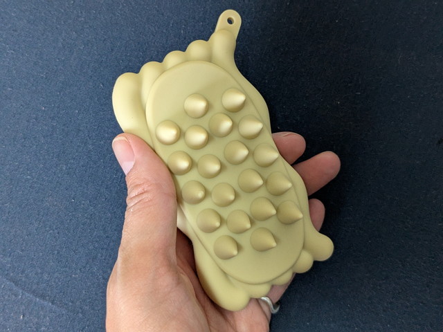 セルフケアブラシ本体。突起のついたシリコン製ブラシ