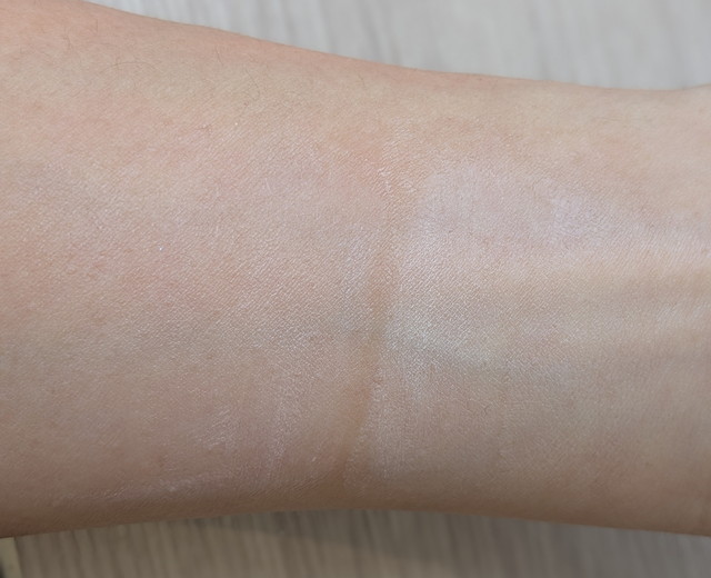 ミネラルシームレススキンベース 肌なじみスウォッチ