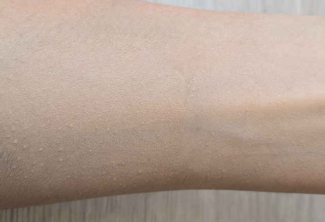 ミネラルエッセンスBBクリームN 2色のスウォッチ