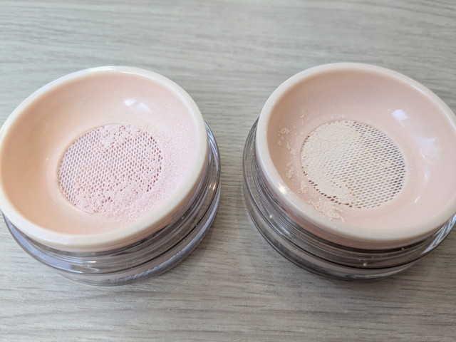 ミネラルクリアグロウフェイスパウダーN 2色を上から見た様子