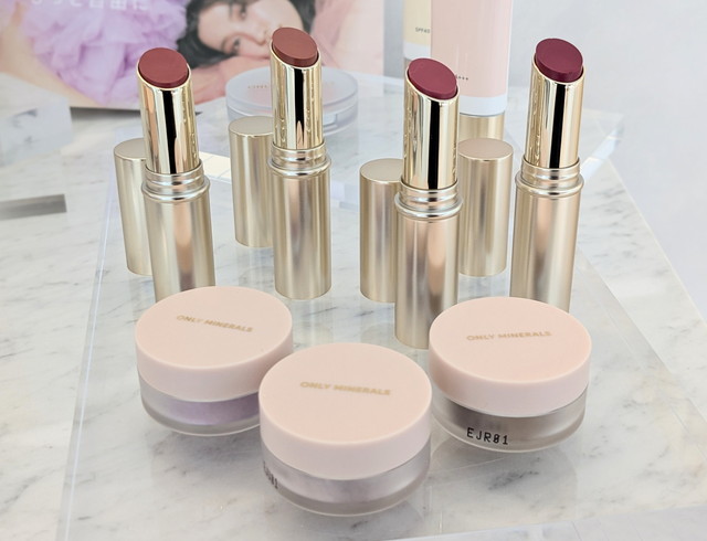 オンリーミネラル ミネラルトリートメントルージュ4本とミネラルピグメント3個の全体