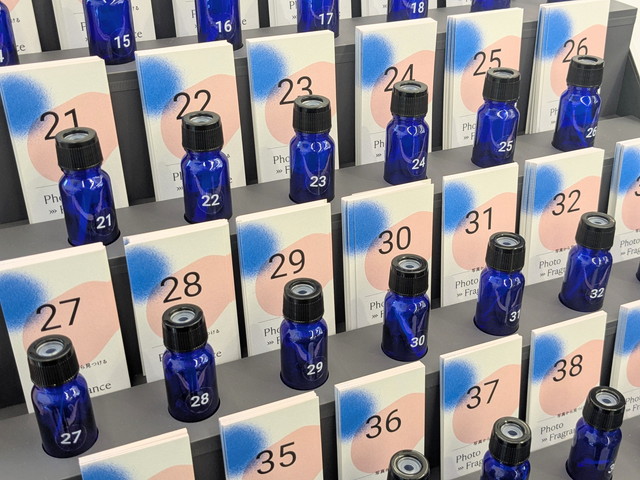 番号付きの青いサンプルボトルが整然と並んでいるアップ