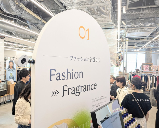 Fashion→Fragranceコーナーのサイネージ。「ファッションを香りに」という文字が大きく表示されている