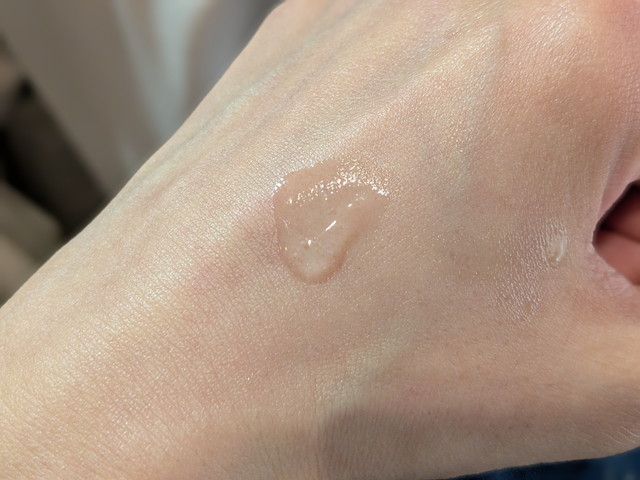 フェイシャル トリートメント セラムのテクスチャー。こっくりとしたゼリー状で手の甲にのせたようす