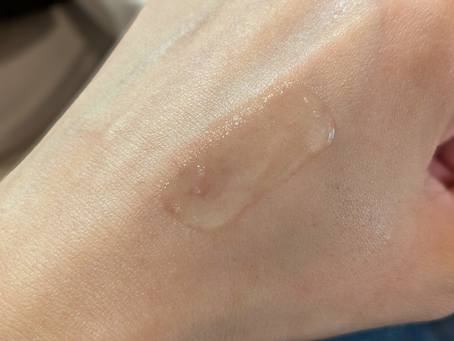 フェイシャル トリートメント セラムを肌に伸ばしたようす。みずみずしく広がりベタつきのない仕上がり