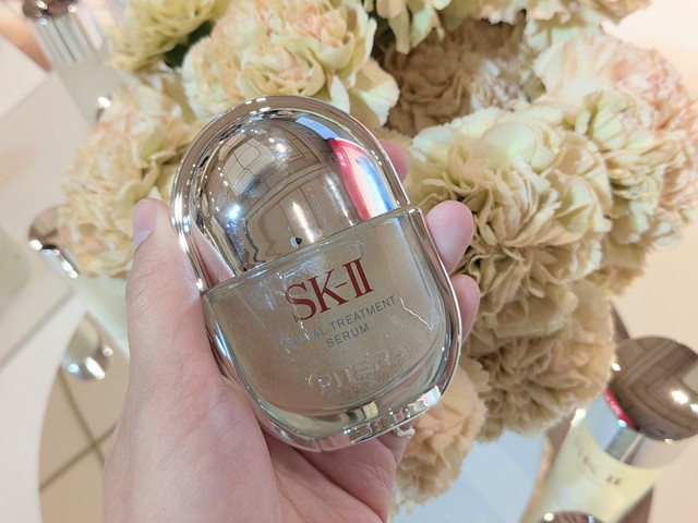 SK-II フェイシャル トリートメント セラムのボトル全体。南京錠モチーフの丸みあるシルバーパッケージ
