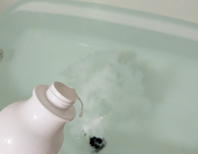 MASHUU ヒバユノモトをお湯に注いでいる様子