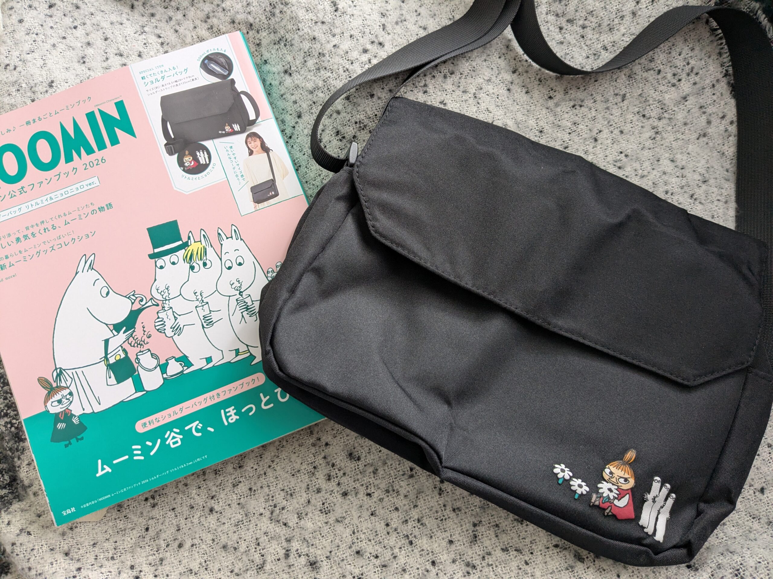 ムーミン公式ファンブック2026表紙と付録ショルダーバッグ全体