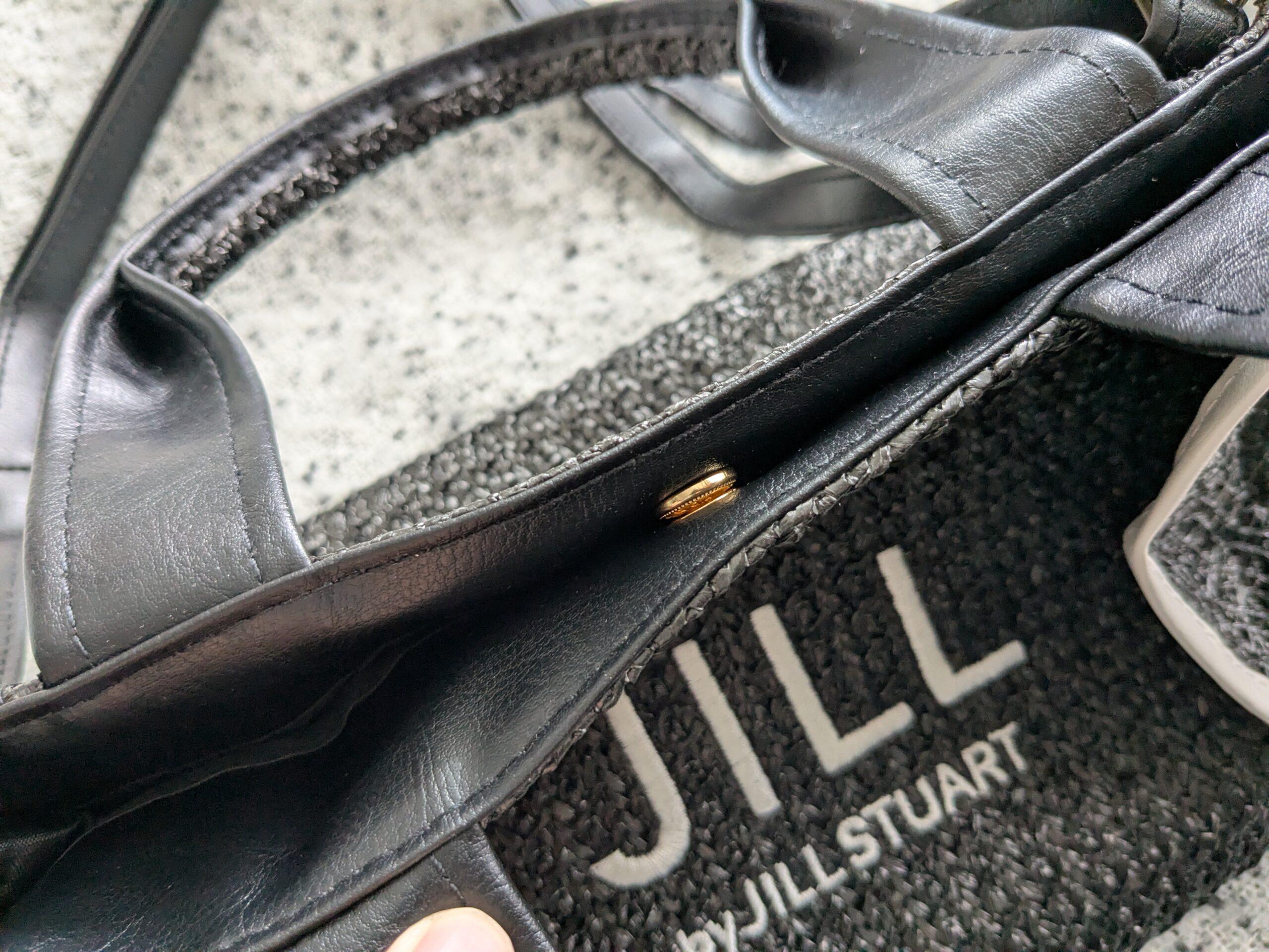 JILL by JILL STUART BOOK かごバッグ BLACK ver.のゴールド金具とロゴアップ
