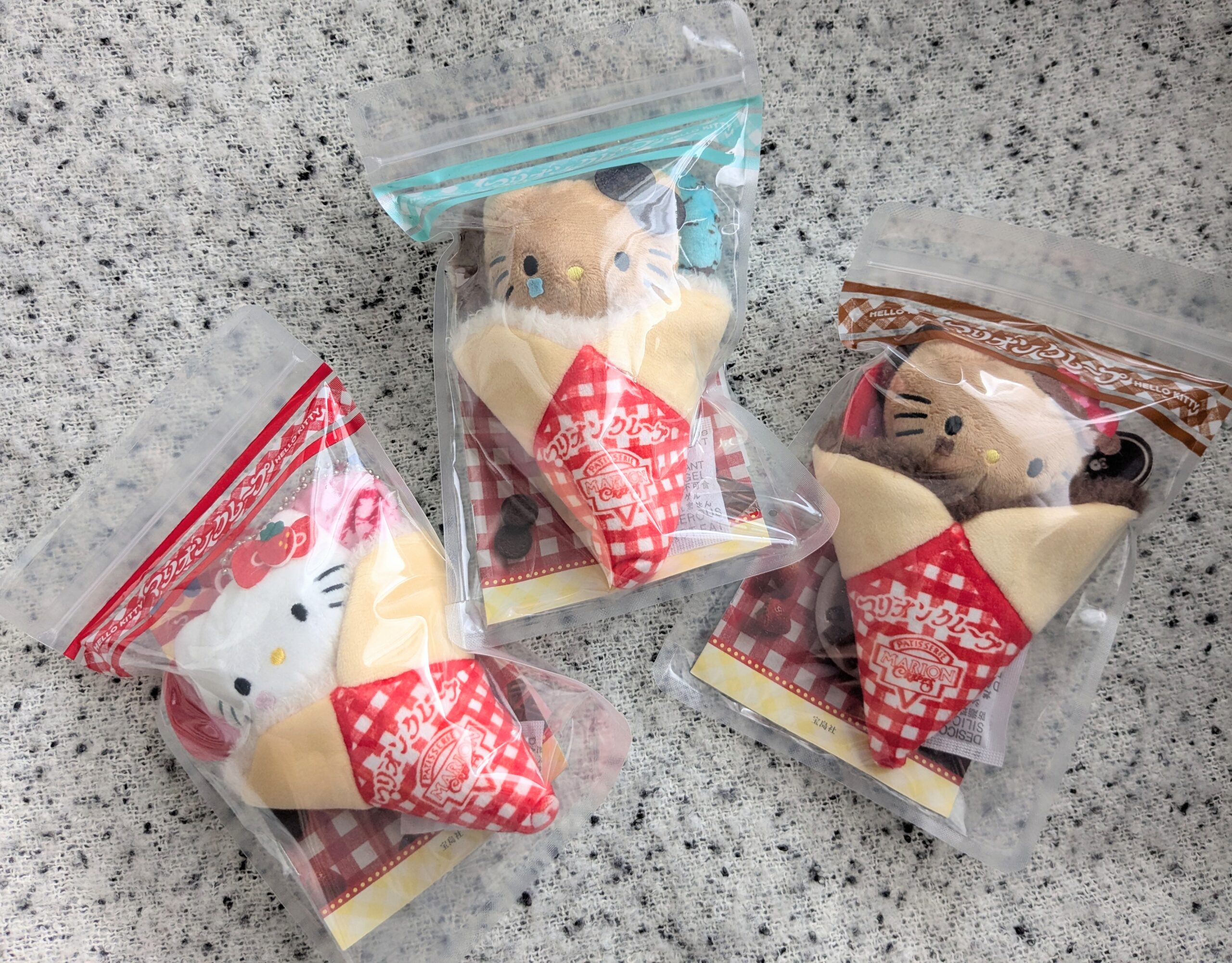 マリオンクレープ×HELLO KITTYぬいぐるみチャームBOOK全3種パッケージ