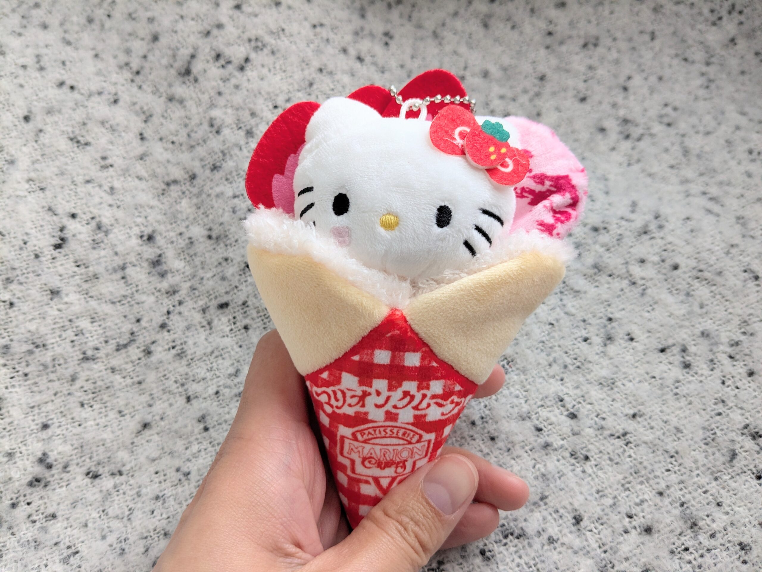 マリオンクレープ×HELLO KITTYいちごスペシャルver.を手に持ったアップ