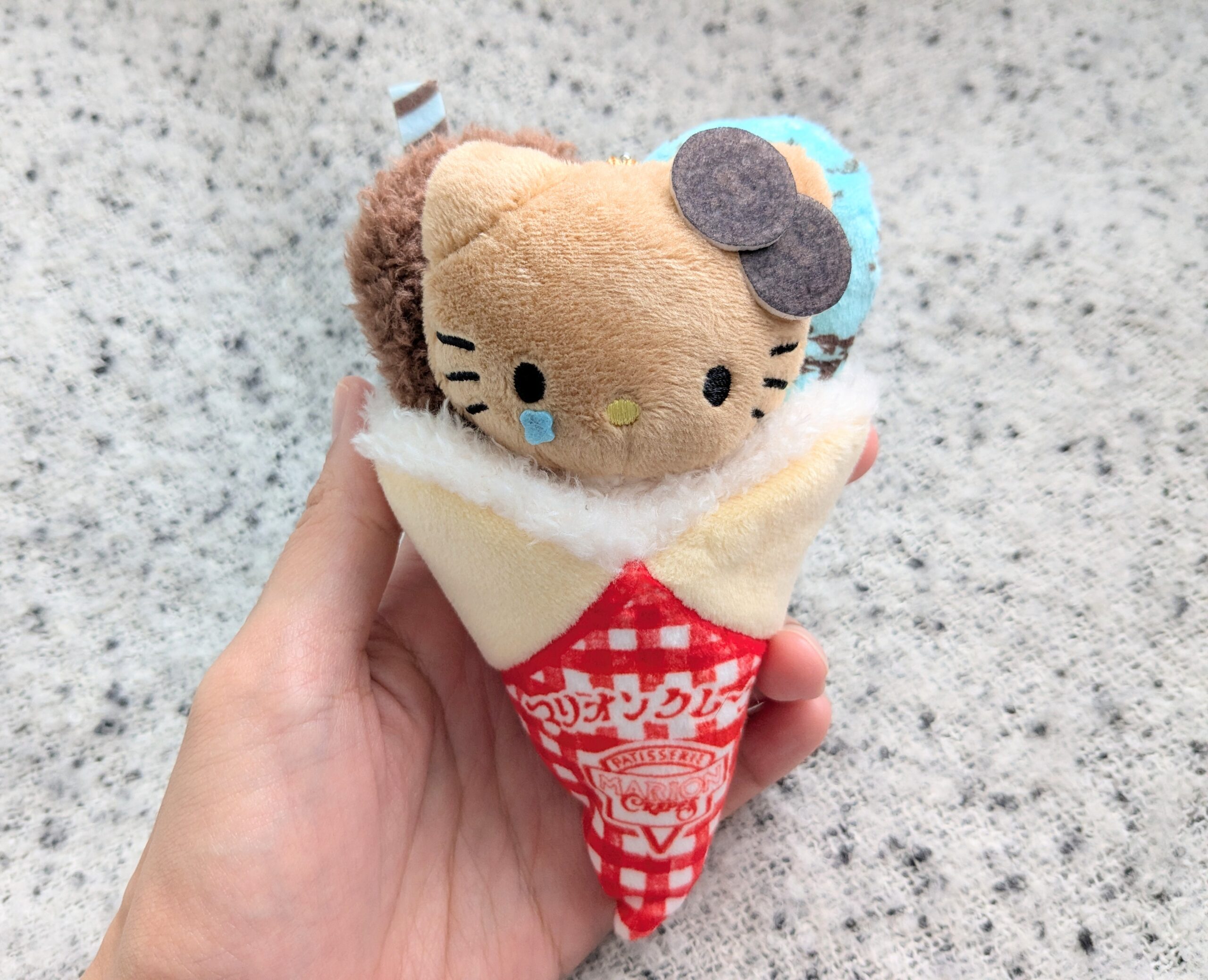 マリオンクレープ×HELLO KITTYチョコミントクッキーver.を手に持ったアップ