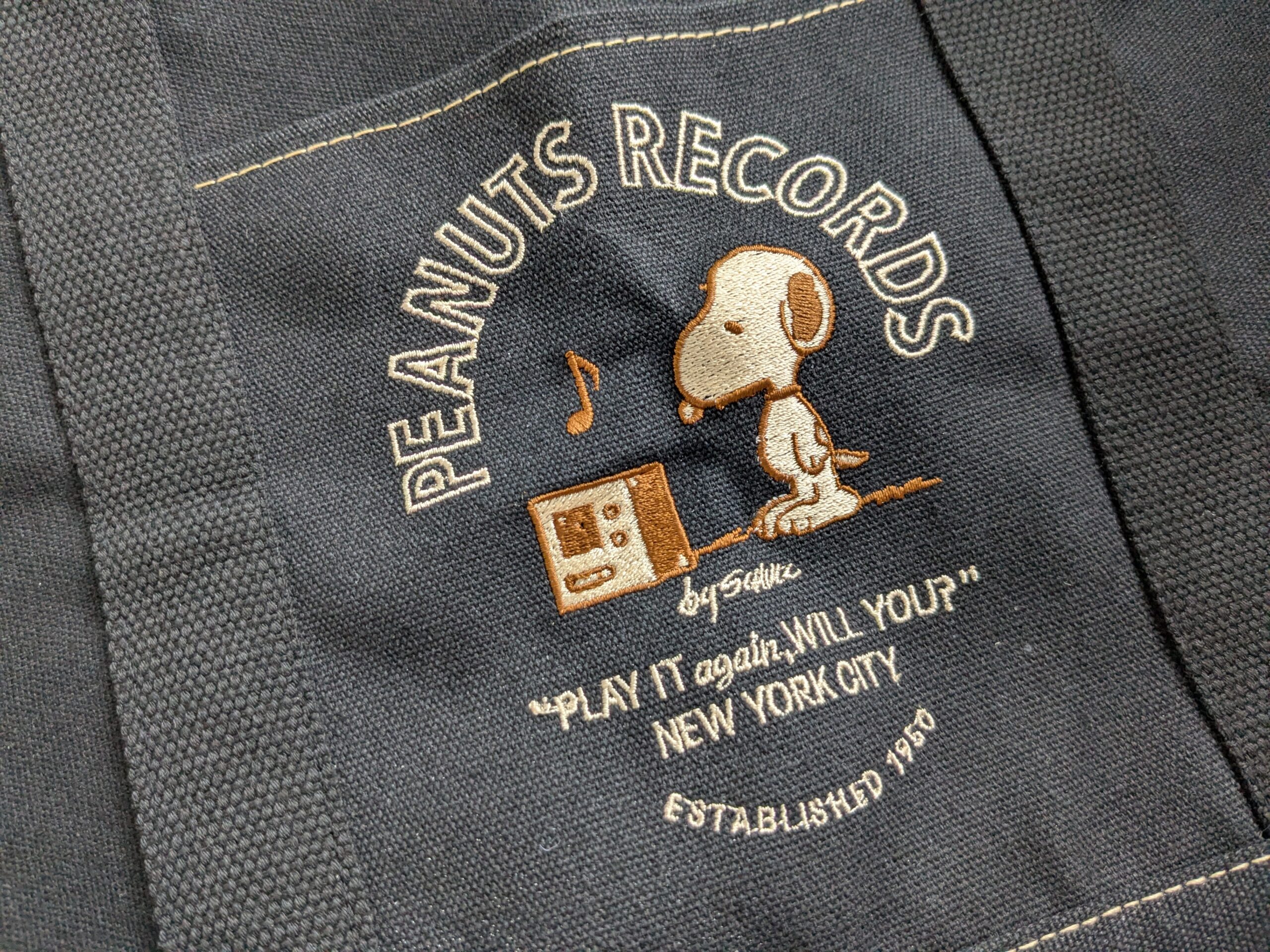 フロントポケットのスヌーピーPEANUTS RECORDS刺繍アップ
