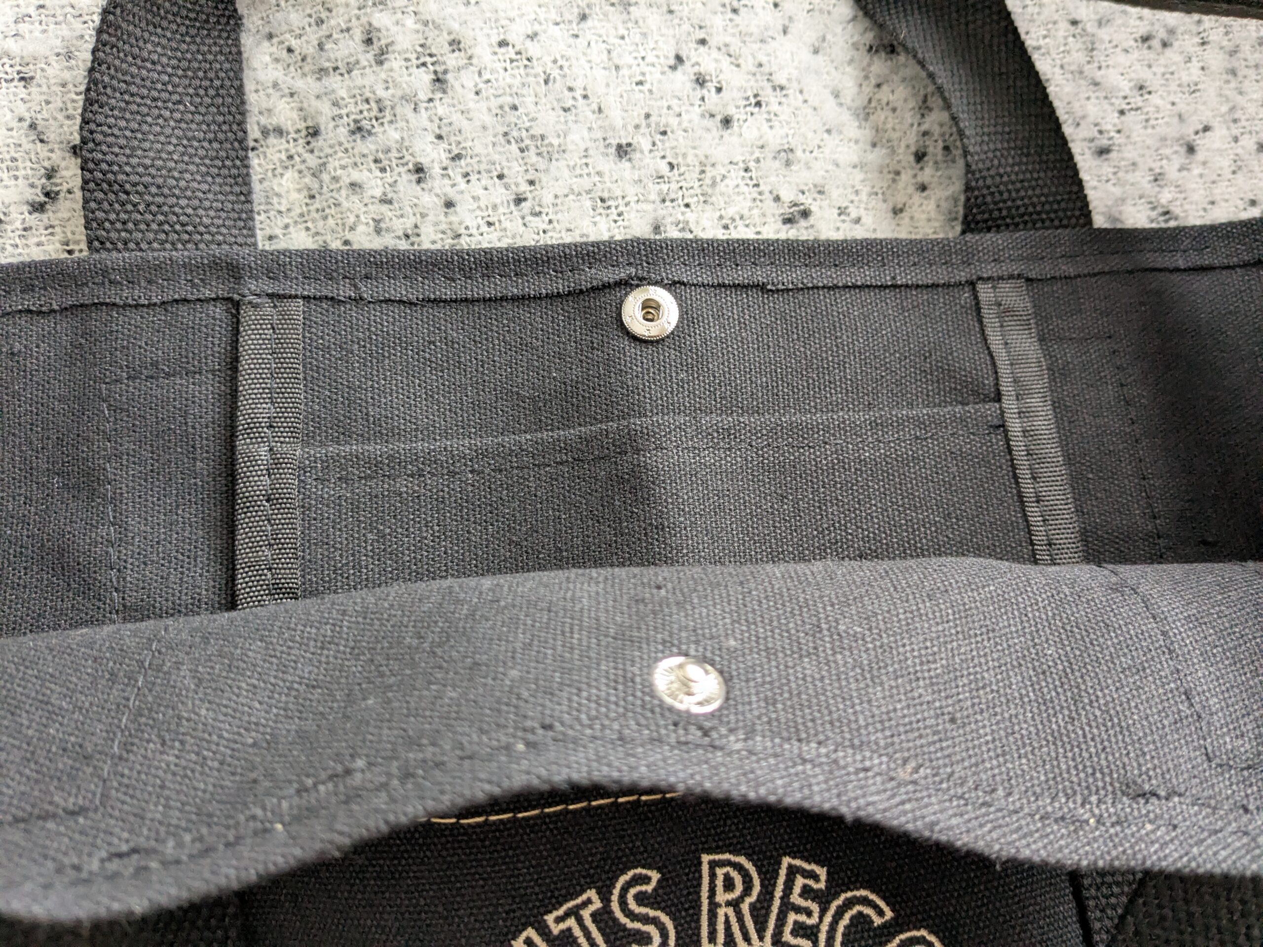 内側ポケットとスナップボタンアップ