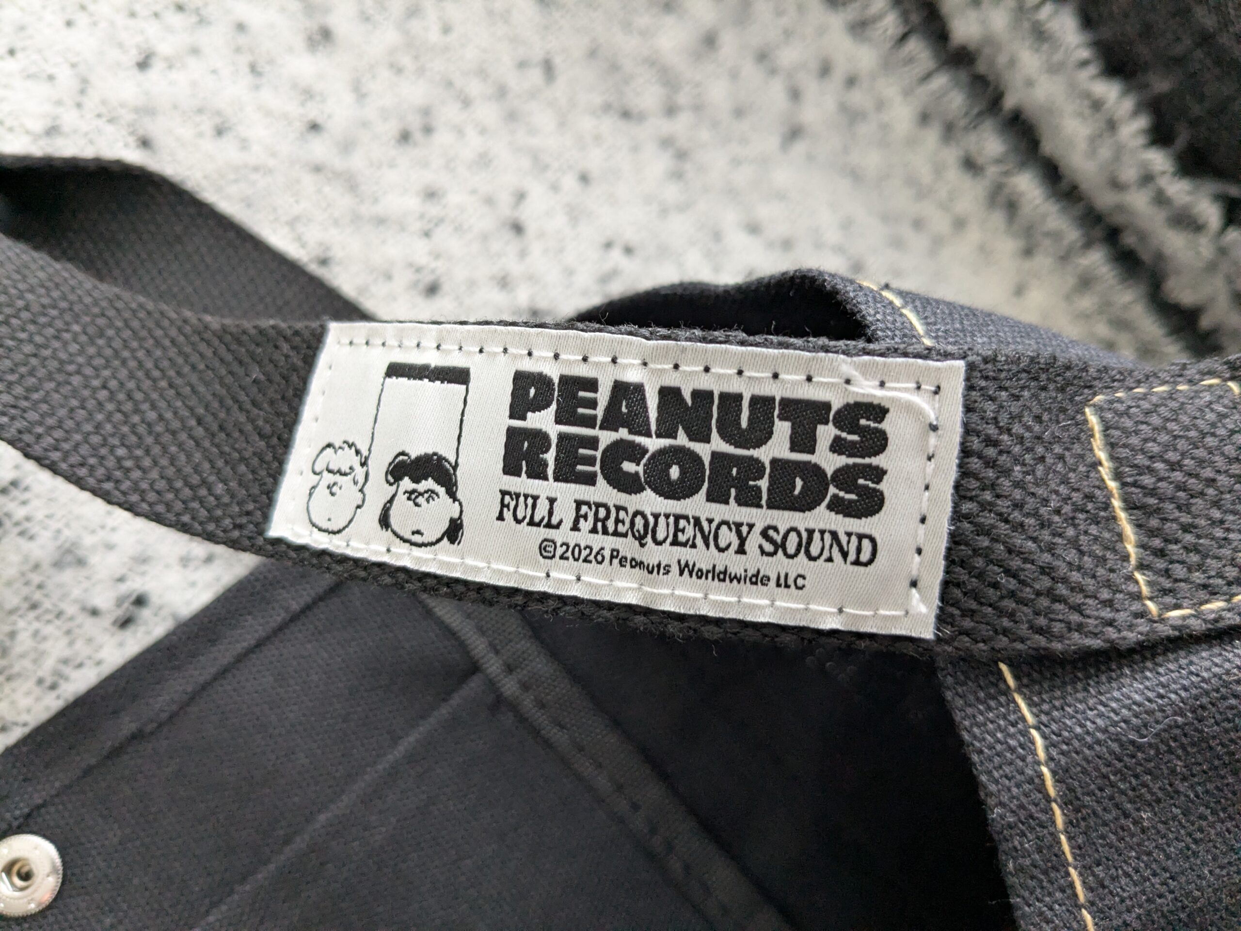 PEANUTS RECORDS FULL FREQUENCY SOUNDの織りネームタグアップ