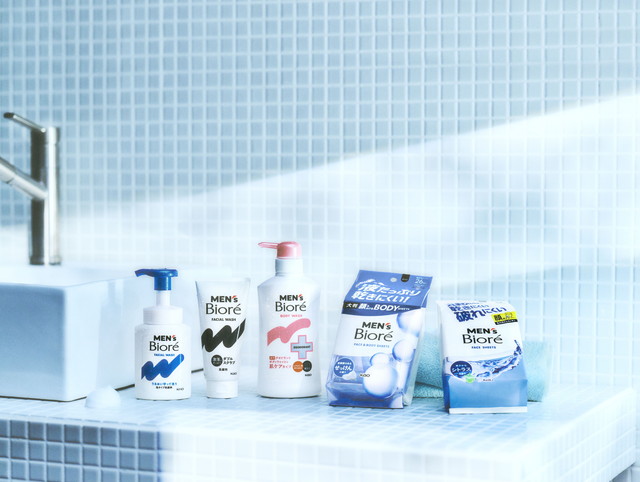 メンズビオレ新CMより、「さらっと、いい距離。」のテキストとともに湯船に並ぶ二人のシーン