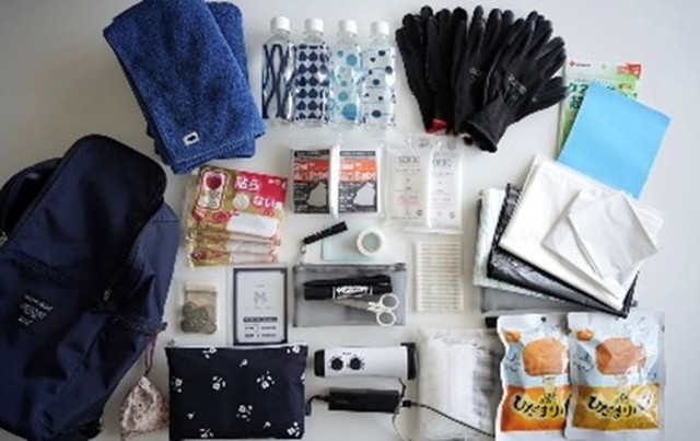 防災グッズをリュックの外に並べた持ち出し防災セットの中身一覧