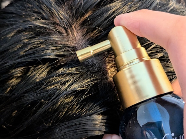 fuwari ボタニカルスカルプセラムを頭皮に使用している様子