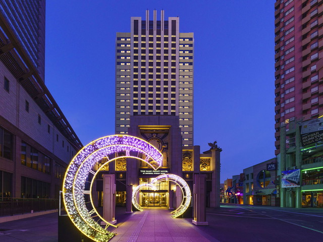 ザ パーク フロント ホテル アット ユニバーサル・スタジオ・ジャパンの夜の外観。ライトアップされたエントランスが華やか