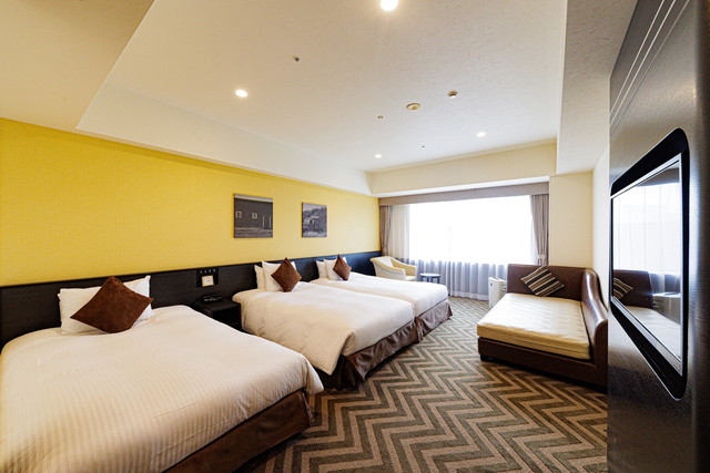 ザ パーク フロント ホテルの広々としたファミリー客室。3ベッドとソファベッドが揃っている