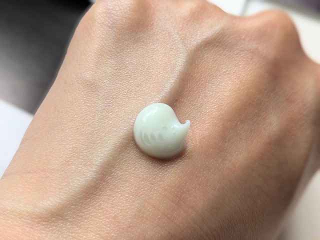 ジュリーク スージングウォータークリームマスクの淡いグリーンのクリームテクスチャー