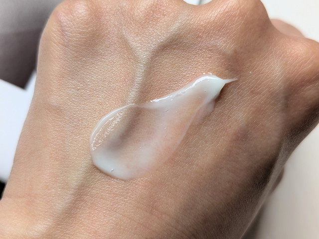 ジュリーク スージングウォータークリームマスクを手の甲に伸ばしたテクスチャー