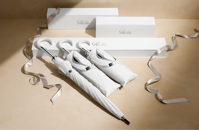 リボンと化粧箱に並んだReFa SUNIR SHADEのギフトセット