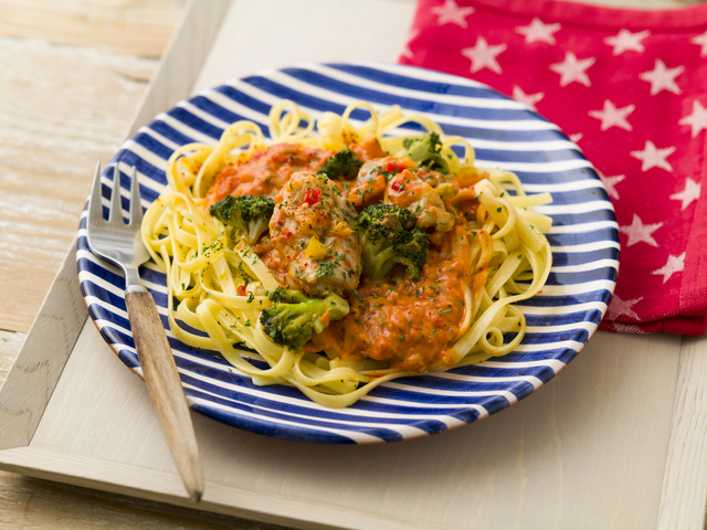 成城石井自家製 マリーミーチキンの濃厚トマトクリームフェットチーネ