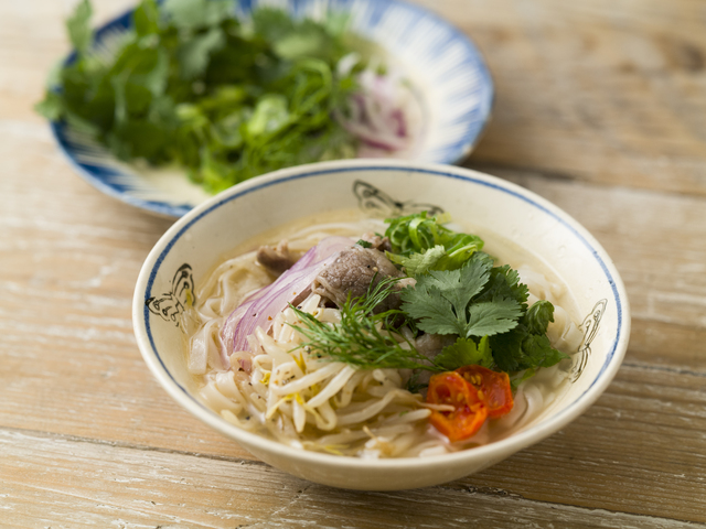 成城石井自家製 牛出汁とハーブ香る 九条葱と牛バラのフォー