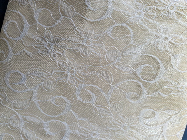 Harrissバニティポーチのレース生地アップ。白い花柄レースの繊細な模様