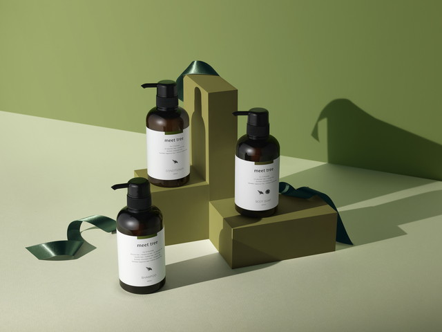 meet treeのポンプボトル3本がグリーンの台に並べられた商品ビジュアル