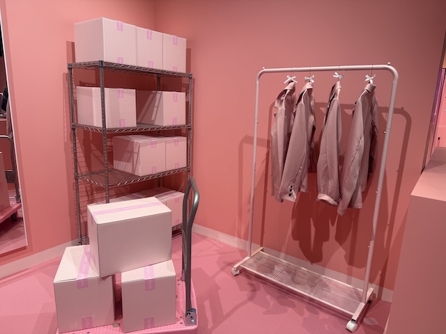 ロムアンド商事 制服と入社グッズ