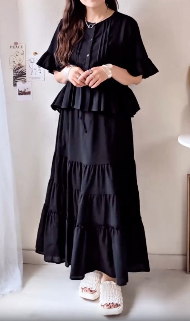 黒のレースフリルブラウスとティアードフレアスカートのコーデ