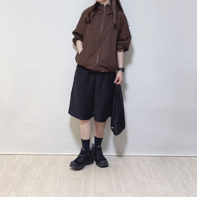黒のジャージータックハーフパンツ、スポーティーなアウター、スニーカーのコーデ