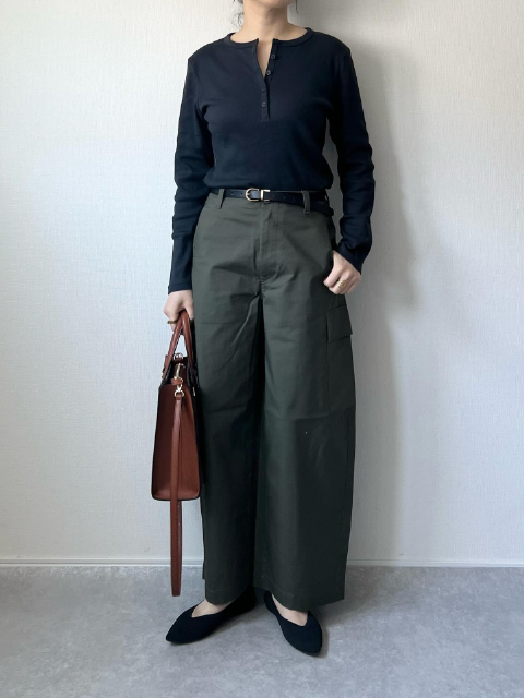 カーキのバレルカーゴパンツ、黒のリブニット長袖のコーデ